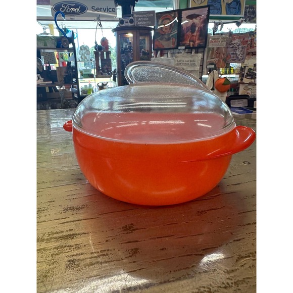 Bakelite Sharkfin Red with Lid